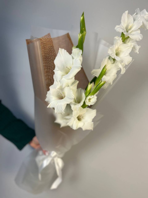 Моно букет с гладиолусами