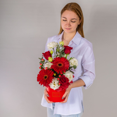 Коробка с цветами красные герберы и розы 66530Дв