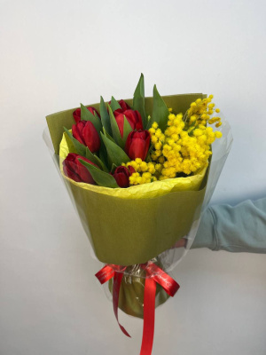 Букет"Аромат весны " с тюльпанами