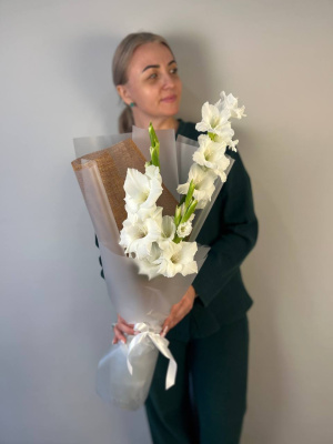 Моно букет с гладиолусами