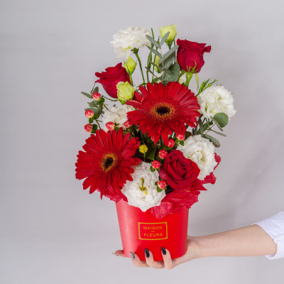 Коробка с цветами красные герберы и розы 66530Дв