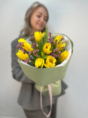 Букет "Магия первых лучей" с тюльпанами