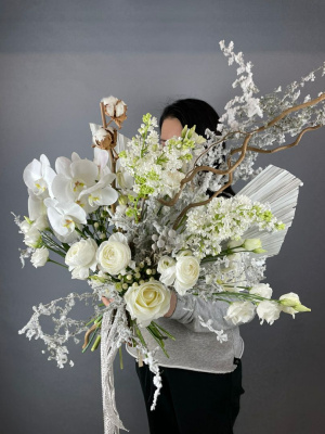 Авторский букет с сиренью и ранункулюсами