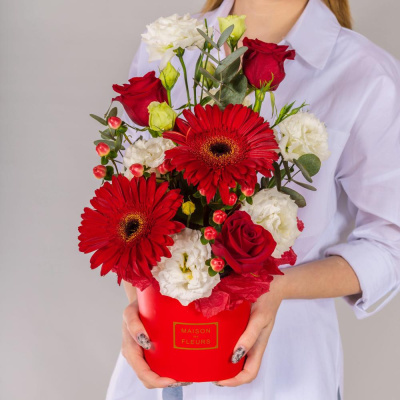 Коробка с цветами красные герберы и розы 66530Дв