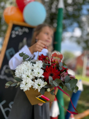 композиция "День знаний" с хризантемой