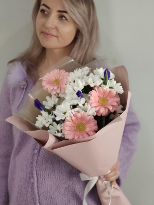 Букет с хризантемой и ирисами "Сентиментальный" 65667Дв