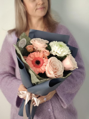 Букет комплимент с розами "Нежное послание" 60666Дв