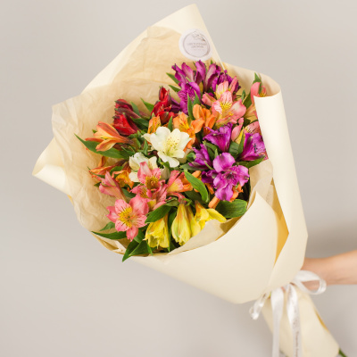 Букет с цветной альстромерией 50398