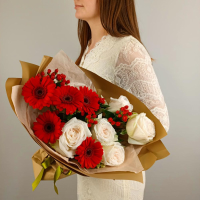Букет "Аромат лепестков" с герберами