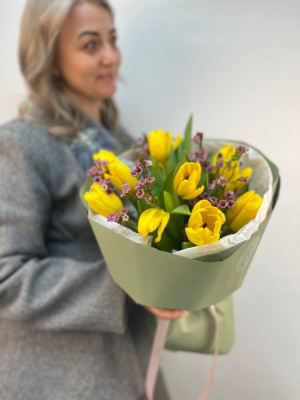 Букет "Магия первых лучей" с тюльпанами