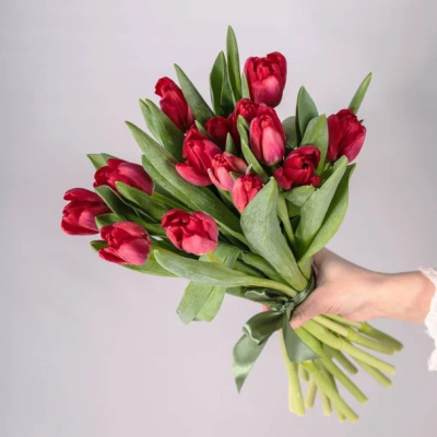 Букет с  красными тюльпанами