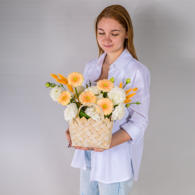 Корзина с мини герберами "Радостная встреча" 52960Дв