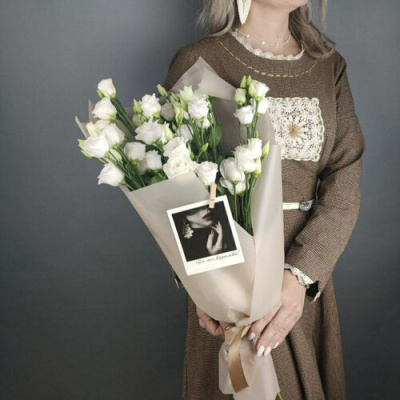 Моно букет с лизиантусом