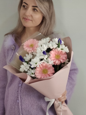 Букет с хризантемой и ирисами "Сентиментальный" 65667Дв