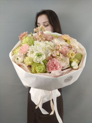 Букет "Нежный зефир" с гортензией и ранункулюсами