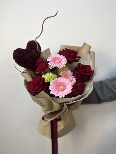 Букет" Сердце в цветах" с гермини