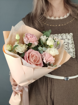 Букет комплимент с розой и эустомой "Для тебя" 60641Дв