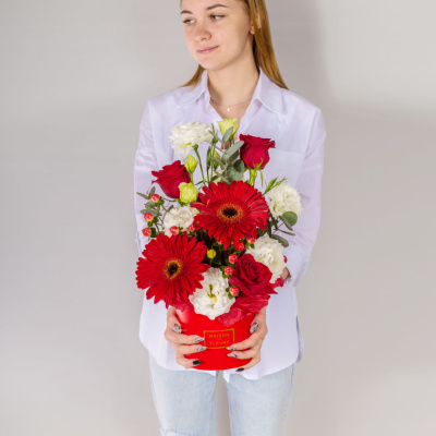 Коробка с цветами красные герберы и розы 66530Дв