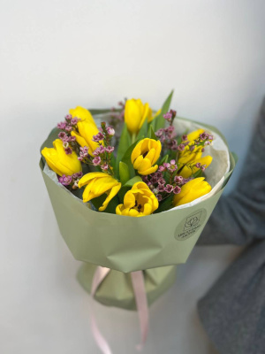 Букет "Магия первых лучей" с тюльпанами
